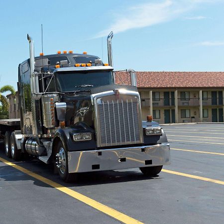 Super 8 By Wyndham Riviera Beach West Palm Beach Hotel Exterior photo