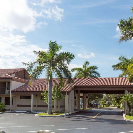 Super 8 By Wyndham Riviera Beach West Palm Beach Hotel Exterior photo